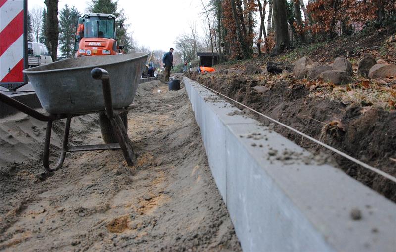 Fußwegbau beendet die Dorferneuerung in Hollenbeck Der Fußweg in der Straße Unterdorf (Richtung Bargstedt) wird neu gebaut. Danach folgt die Sanierung der Kreisstraße. Fotos Stief (2), Elsen