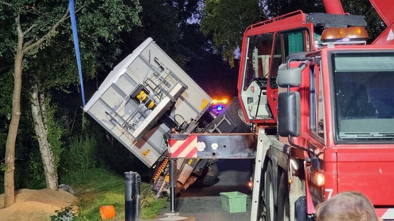 Der Futteranhänger geriet so stark ins Wanken, dass er sich von der Fahrbahn abhob.