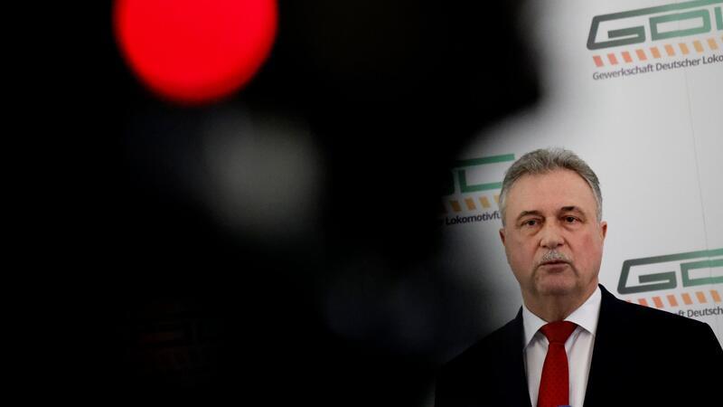 Gewerkschaften: Zeitgleiche Streiks bei Bahn und Lufthansa Der GDL-Vorsitzende Claus Weselsky erhöht den Druck auf die Bahn.