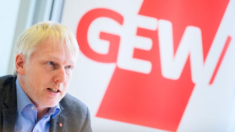 GEW sieht trotz höher Bezahlung viele Probleme an Schulen Der GEW-Landesvorsitzende Stefan Störmer spricht von einer hohen Belastung für Lehrkräfte in Niedersachsen. (Archivbild)