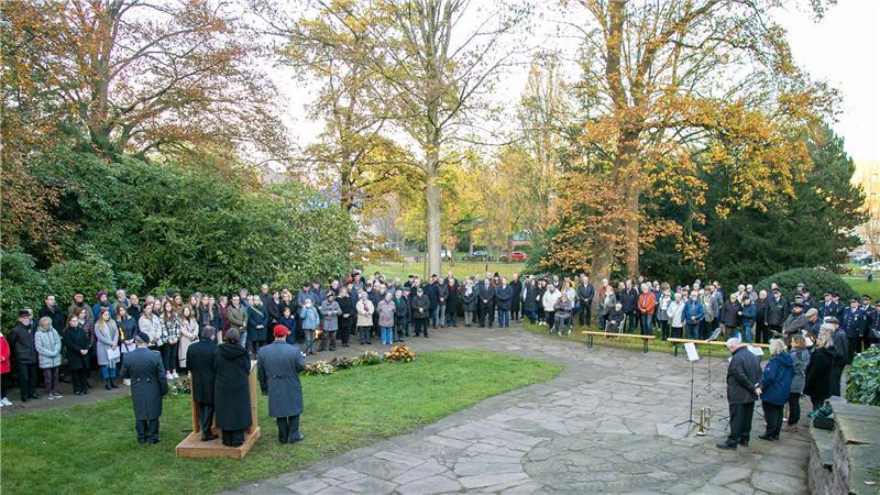 Stades unglücklicher Umgang mit der Nazi-Zeit und dem Kriegsende Der Garnisonsfriedhof in Stade ist regelmäßig Schauplatz von Gedenkfeiern. Die nächste soll hier am 24. April stattfinden.