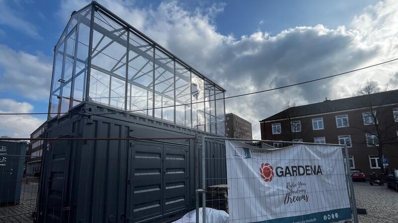 Der Garten-Container steht, Erde und Werkzeug liegen bereit. Nur die Leiter zum Gewächshaus fehlt noch.