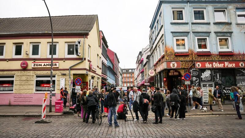 Der Gedenkstein für die unter der Nazi-Herrschaft weggesperrten Prostituierten wird vor der Herbertstraße enthüllt