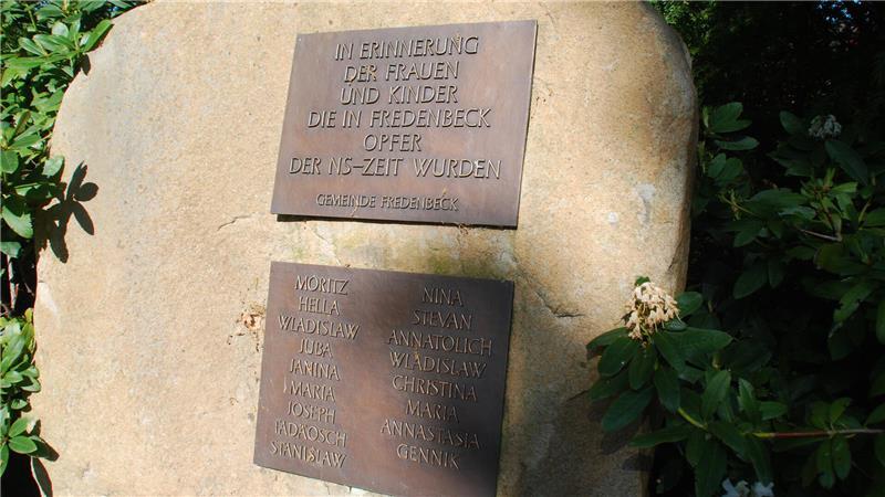 Der Gedenkstein in Fredenbeck zeigt lediglich Vornamen - und nicht, dass es sich um Kinder von Zwangsarbeiterinnen handelt und wann und wie sie ums Leben kamen.