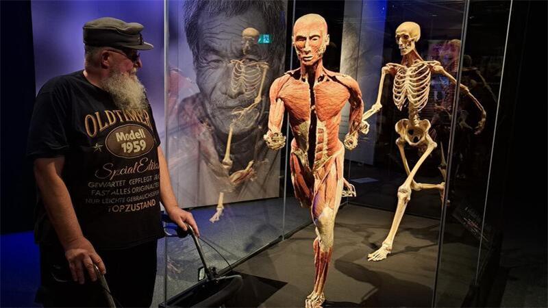 Der Geestländer Detlef Bieritz besucht erstmals die Körperwelten-Ausstellung in Bremen. Er hat sich als Spender für eine Plastination registrieren lassen.