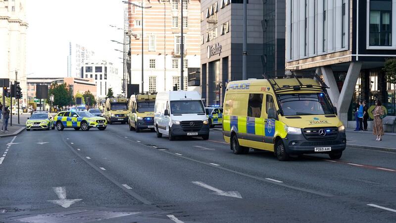 Der Gefangenentransporter wurde von mehreren Polizeifahrzeugen begleitet.