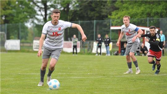 Der Gefoulte schießt selbst: Henrique Fuchs Klein erzielt das 2:0 für Deinste vom Punkt.