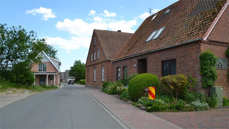 Der Gehweg entlang der Ortsdurchfahrt wurde mit Dorfentwicklungsgeldern saniert.