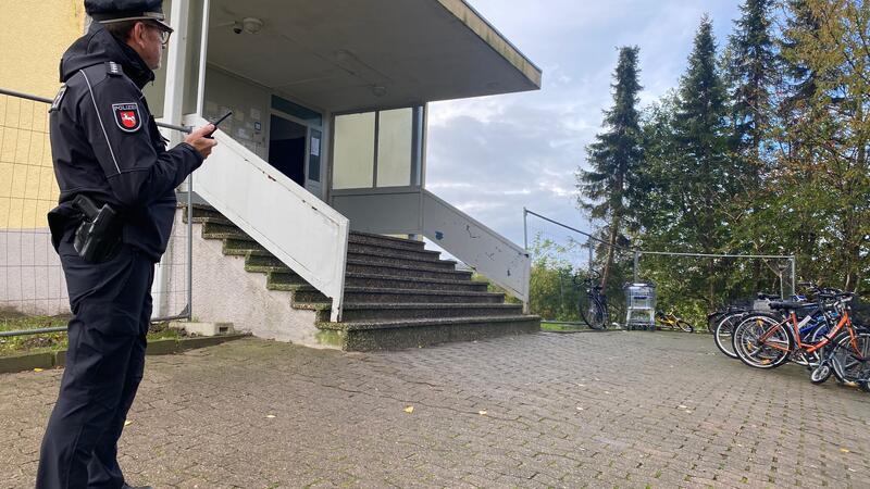 Der Geiselnehmer vom Hamburger Flughafen wohnte in Buxtehude. Seine Wohnung wurde durchsucht.