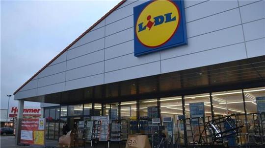 Der Geldautomat der Sparda-Bank in Wedel befand sich freistehend auf dem Parkplatz von Lidl. (Symbolbild)