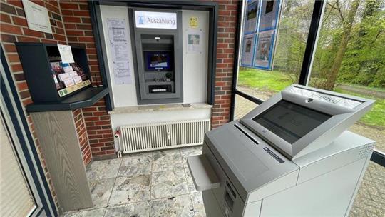 Der Geldautomat mit Kontoauszug-Drucker in Waddens ist eine von drei SB-Stellen, die die Raiffeisenbank Butjadingen-Abbehausen hat aufgeben müssen