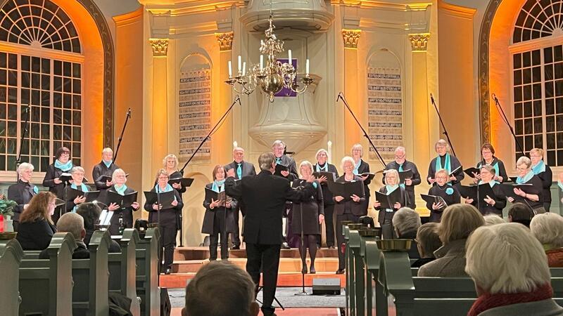 Der Gemischte Chor Bremervörde führt eine traditionelle englische Gottesdienstform in der Ahlerstedter Kirche auf.