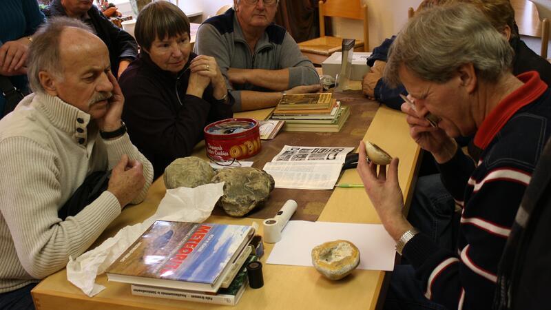 Fossilien, Münzen und alte Handschriften: Experten entschlüsseln Fundstücke Der Geologe Ulrich Schliemann (rechts) ist behilflich, wenn Besucher beim Expertentag im Kreisarchiv mehr über geologische und archäologische Funde wissen möchten.