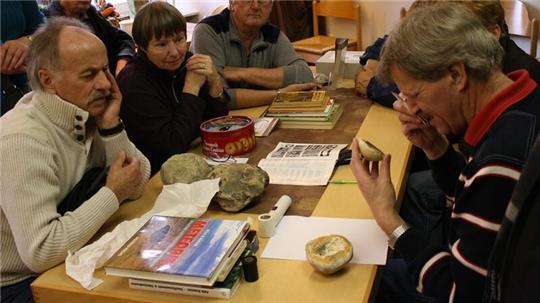 Der Geologe Ulrich Schliemann (rechts) ist behilflich, wenn Besucher beim Expertentag im Kreisarchiv mehr über geologische und archäologische Funde wissen möchten.