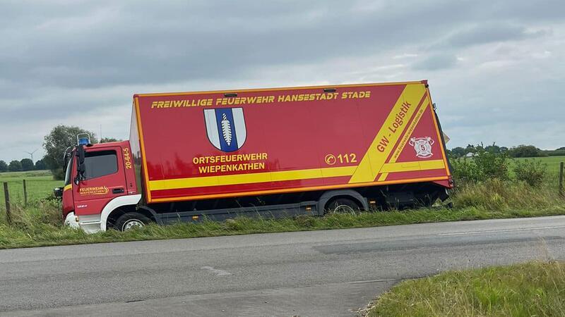 Wiepenkathener Feuerwehr-Lkw landet im Graben Der Gerätewagen Logistik der Feuerwehr Wiepenkathen war von der Straße abgekommen.