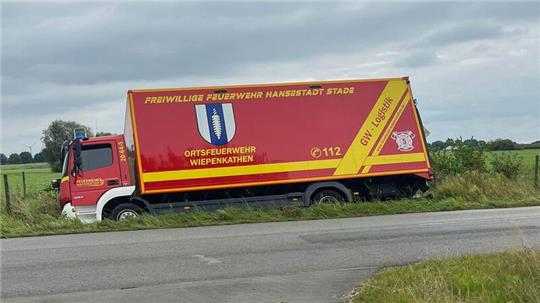 Der Gerätewagen Logistik der Feuerwehr Wiepenkathen war von der Straße abgekommen.