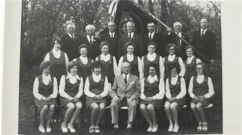 Der Gesangverein Abendfrieden im Jahr 1975. Im Hintergrund ist die Standartenfahne zu sehen. Das Bild (Abb. 148) stammt aus der Dorfchronik „Zuhause in Ahrenswohlde“ von Dorothea Rummelies und der Gemeinde Ahlerstedt.