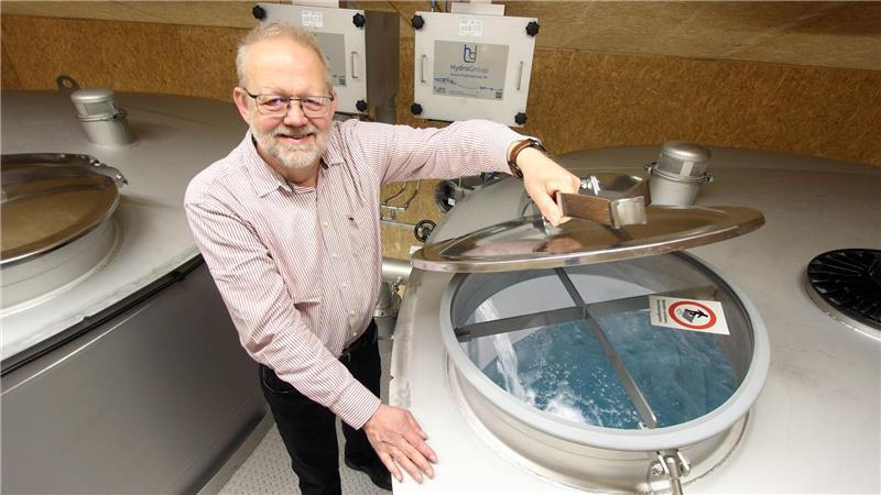 Neues Trinkwasserwerk im Südharz soll Klimawandel trotzen Der Geschäftsführer der Stadtwerke Bad Sachsa, Stefan Lummer, zeigt einen der beiden Trinkwasserspeicher im Innenraum.