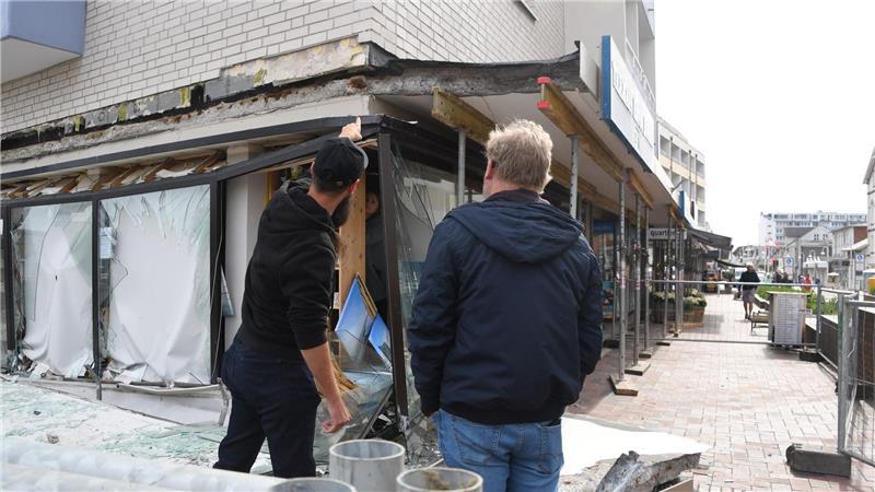 Vordach-Absturz auf Sylt: Händler bangen um Umsatz Der Geschäftsführer (l) eines Modeladens in Westerland und ein Mitglied der Hausverwaltung schauten sich die Unglücksstelle gemeinsam an