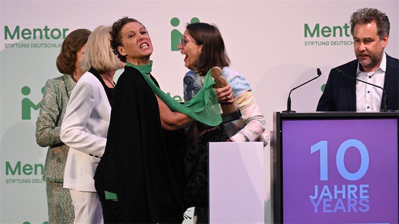 Der Geschäftsführer von Ritter Sport hielt die Laudatio.  
