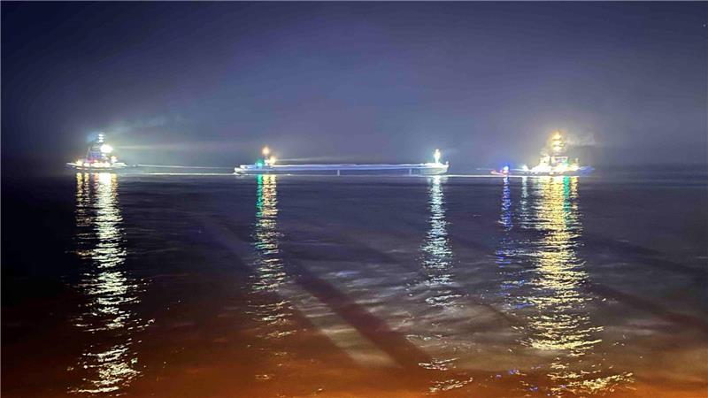 Der Getreidefrachter wurde nach dem Unfall von zwei Schleppern in den Bützflether Hafen geschleppt.