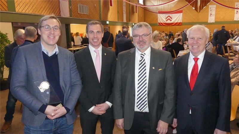 Der Gewerbeverein ehrte die Hatecke-Werft (von links): Markus und Dr. Hannes Hatecke, Gewerbevereinsvorsitzender Wolfgang Hilbig und Peter Hatecke.