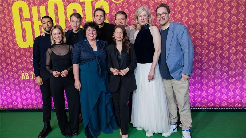 Geister-Comedy „Ghosts“ zeigt Herz und Humor Der „Ghosts“-Cast bei der Premiere in Köln.