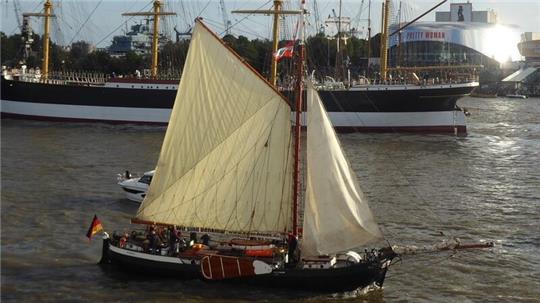 Der Giekewer Frieda nimmt auf seiner Hin- und Rücktour zum Freiburger Hafenfest ab und bis Stader Stadthafen Gäste mit an Bord.