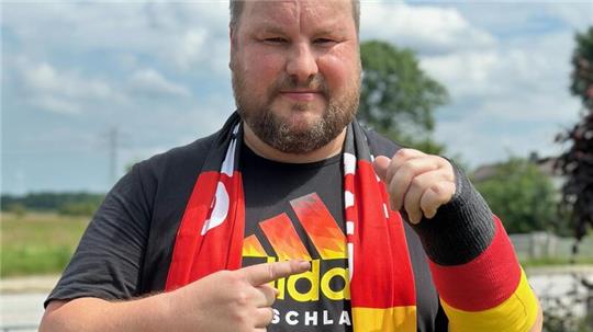 Der Gips erstrahlt mittlerweile in Schwarz-Rot-Gold: Der deutsche Nationalspieler Niclas Füllkrug hat dem Bremerhavener Kai Flathmann mit einem Schuss die Hand gebrochen.