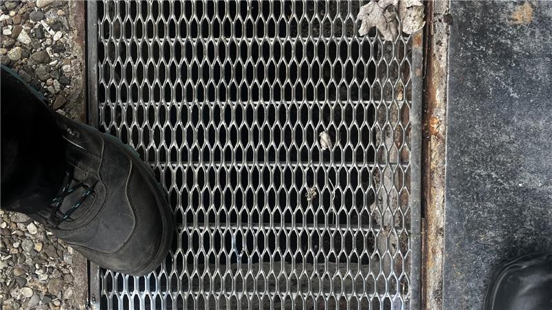 Der Gitterrost des Schuhabstreifers ist jetzt fest verschweißt.