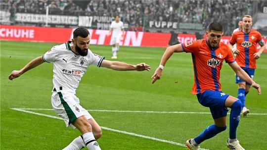 Der Gladbacher Frank Honorat (l) kommt gegen Emir Karic zum Flanken.