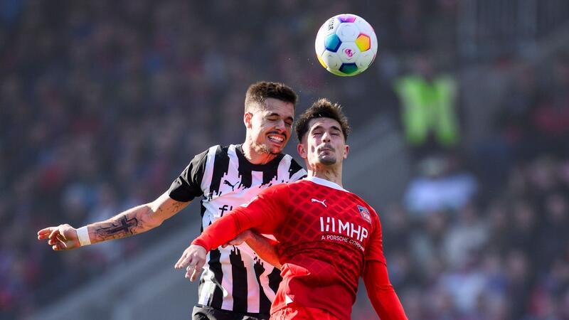 Nach Pokal-Frust: Mönchengladbach mit Remis in Heidenheim Der Gladbacher Julian Weigl (l) im Kopfballduell mit Nikola Dovedan.
