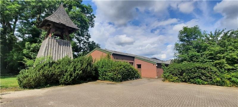Käufer gefunden: Das wird aus dem Gemeindehaus in Kutenholz Der Glockenturm mit der Notguss-Glocke wird bald abgebaut, über dem Eingangsgiebel rechts fehlt schon das Kreuz. Foto: Fehlbus