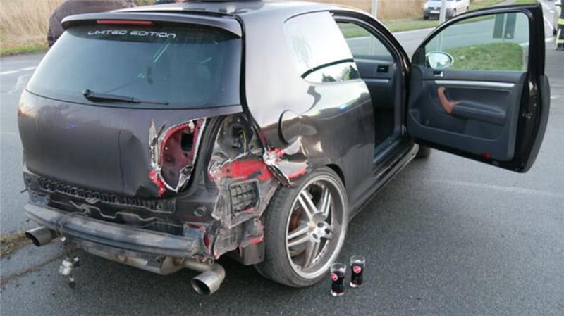 Der Golf prallt nach der Kollision noch gegen ein Verkehrsschild.