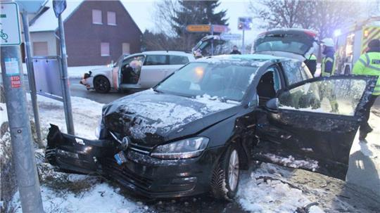 Der Golf stieß nach dem Zusammenprall gegen ein Verkehrsschild.