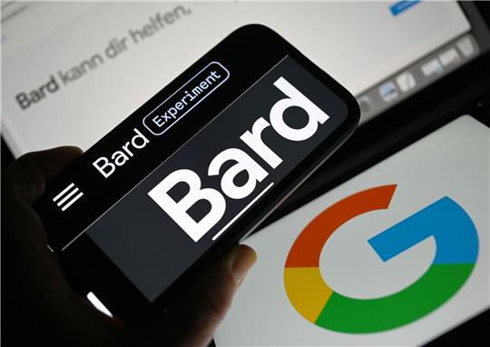 Der Google-Chatbot Bard soll falsche Fakten in den Antworten des KI-Systems erkennen können.