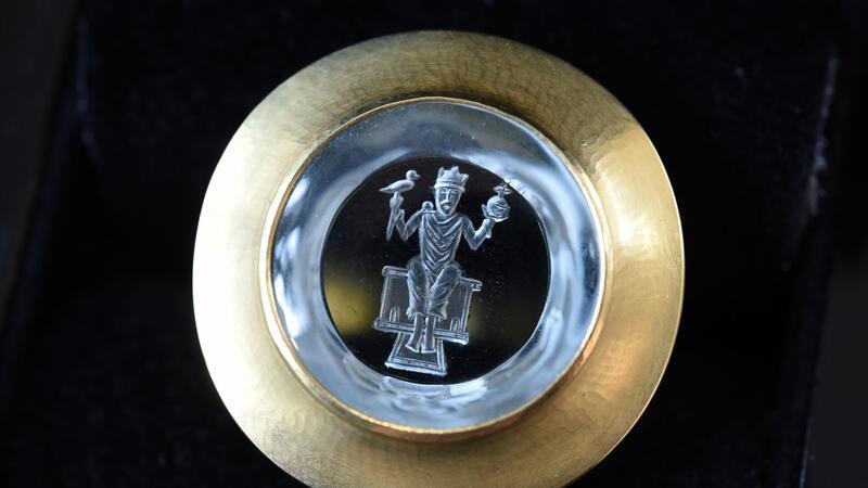 Goldschmied des Goslarer Kaiserrings - Rinke ist gestorben Der Goslarer Kaiserring, fotografiert im Mönchehaus Museum.
