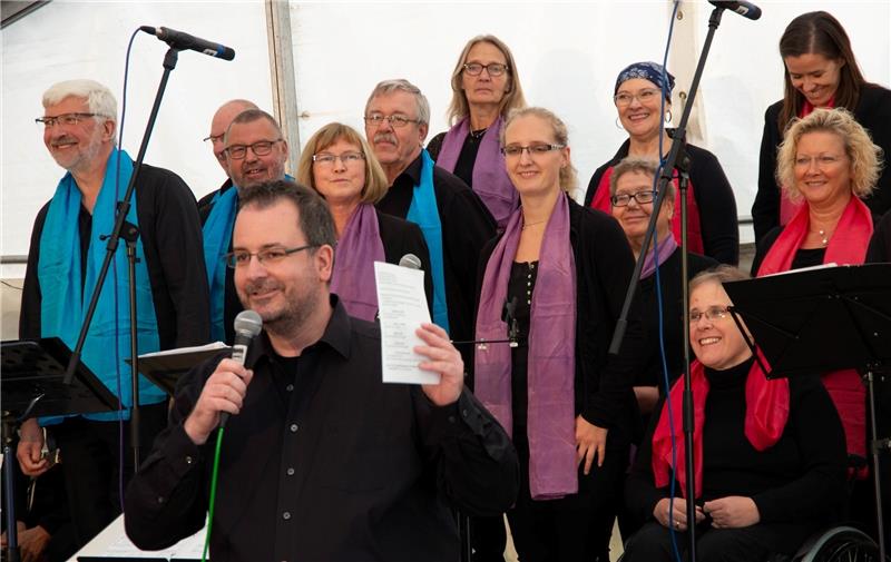 25 Jahre Gospelchor: Eine mitreißende Jubiläumsfeier Der Gospelchor „Old Country Gospel Company“ mit seinem Chorleiter Sascha Kramer. Foto privat