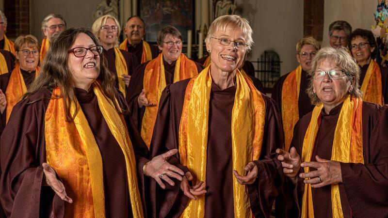 Singen mit dem Gospelchor Power of Joy aus Oldendorf Der Gospelchor Power of Joy aus Oldendorf singt gegen den November-Blues.