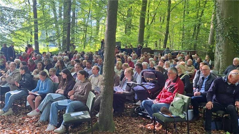 Der Gottesdienst im Wald gehört bei vielen zur Tradition.