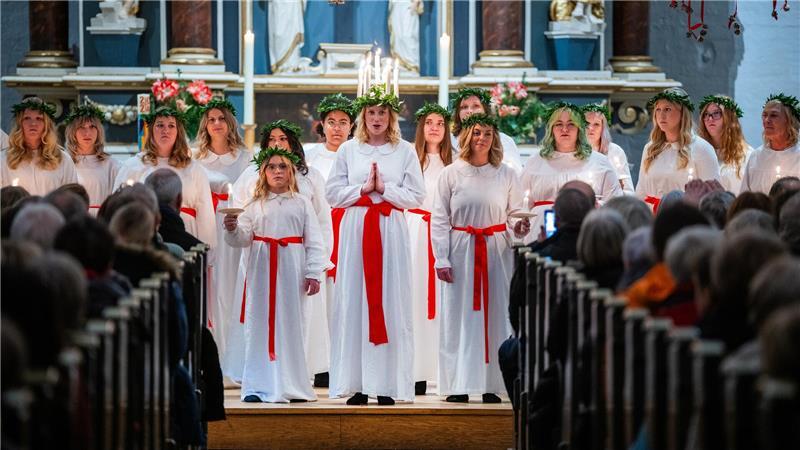 Weil Menschen anpacken: Sie halten den Advent im Kreis Stade lebendig Der Gottesdienst in der St.-Wilhadi-Kirche ist ein Höhepunkt des Lucia-Fests.