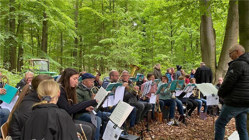Der Gottesdienst wird musikalisch vom Posaunenchor begleitet.
