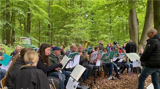 Der Gottesdienst wird musikalisch vom Posaunenchor begleitet.