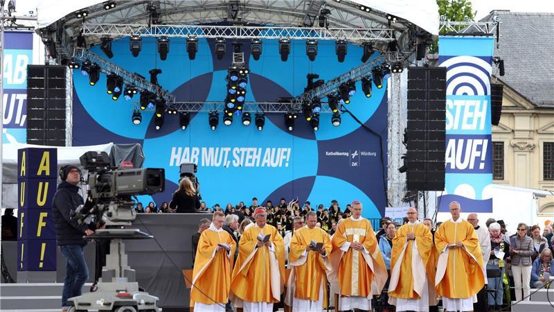 Der Gottesdienst wurde auf einer großen Bühne gefeiert.