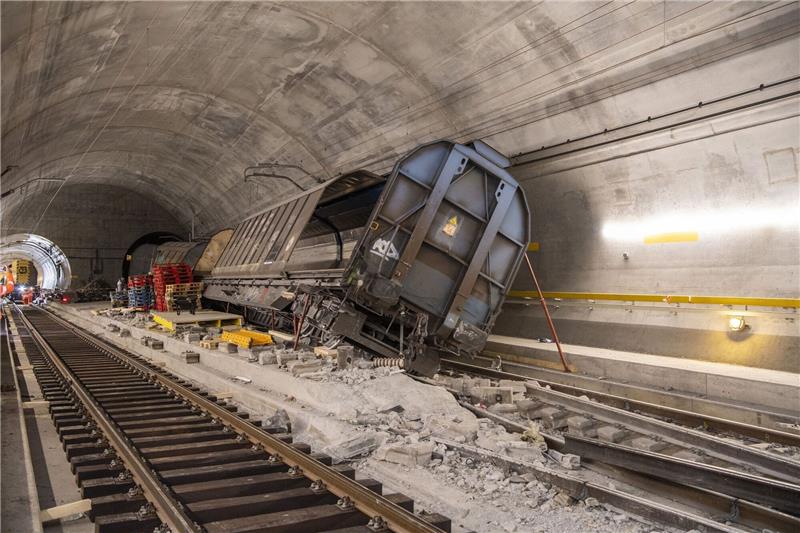 Beton abgestürzt, Risse in Decke: Gotthard-Straßentunnel zu Der Gotthard-Eisenbahntunnel ist nach der Entgleisung eines Güterzugs ebenfalls gesperrt.