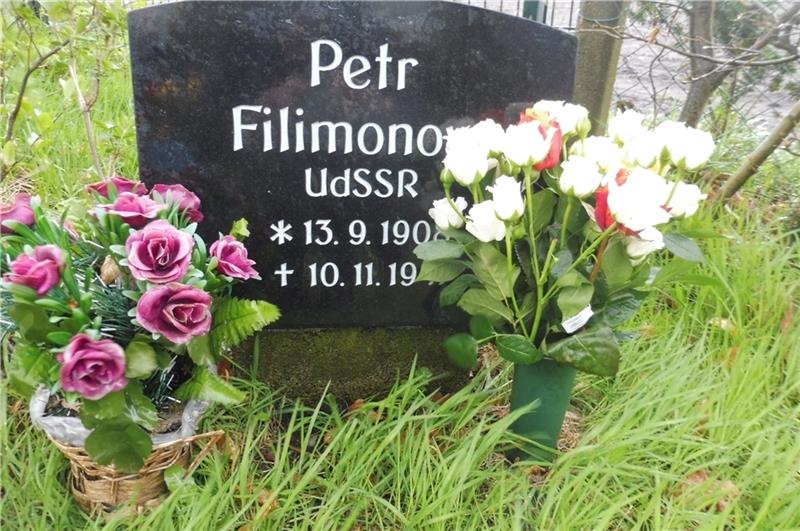 Der Grabstein des russischen Kriegsgefangenen Petr Filimonow auf dem Friedhof in Bossel hat nun die korrekte Inschrift . Foto: Quelle