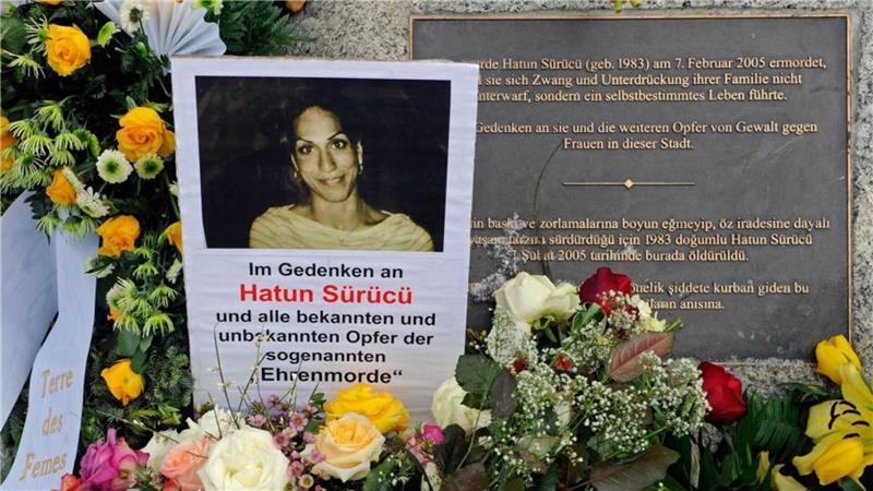 Nach Mordauftrag vom Vater: Sohn wandte sich an seine Deutschlehrerin Der Grabstein von Hatun Sürücü, die am 7. Februar 2005 in Berlin von ihrem eigenen Bruder ermordet wurde. Der Mord gilt als sogenannter Ehrenmord.