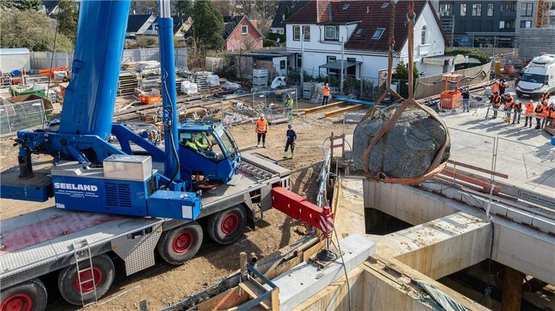 Der Granitstein wiegt rund 22 Tonnen und misst etwa acht Kubikmeter.