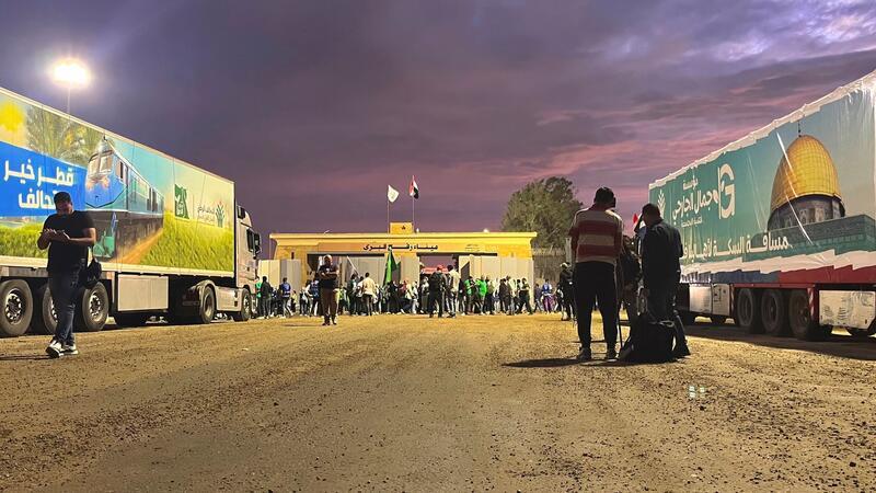 Palästinenser aus Gaza stranden in Kairo Der Grenzübergang Rafah in Ägypten: Mehr als 100.000 Palästinenser sind seit Kriegsbeginn ins benachbarte Ägypten geflüchtet.