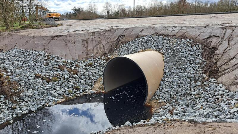 A27-Notreparatur: Freie Fahrt früher als geplant Der Grienenbergsmühlengraben fließt nun durch das neue Kunststoffrohr unter der A27.